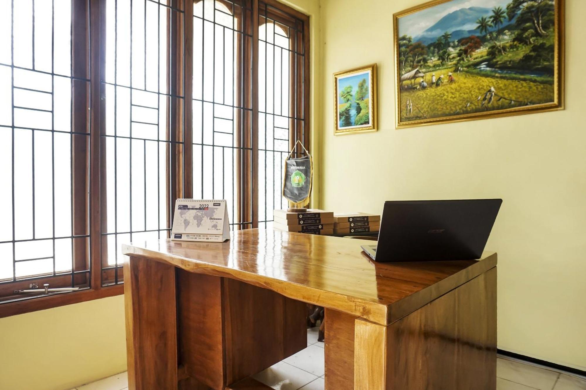 Oyo 90928 Wisma Asri Putra Syariah Богор Экстерьер фото