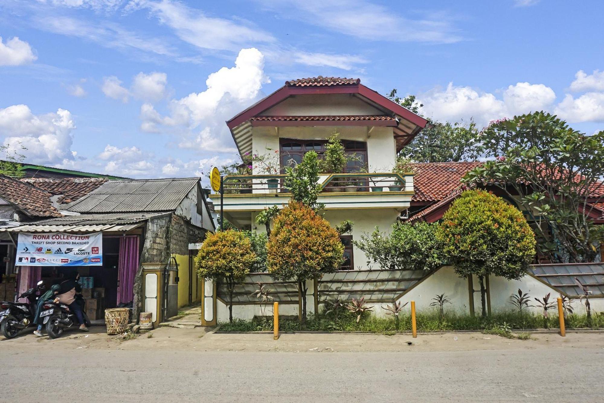 Oyo 90928 Wisma Asri Putra Syariah Богор Экстерьер фото
